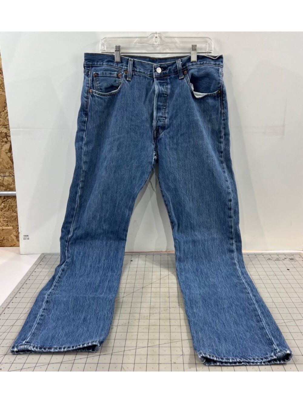 Levi’s 501 Men’s Jeans W34 L34 Indigo Blue Straight-Leg Button-Fly Distressed